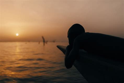 Photographer Depicts the "Boys of Volta" Who Fish in the World’s Largest Man-Made Lake | Lago ...