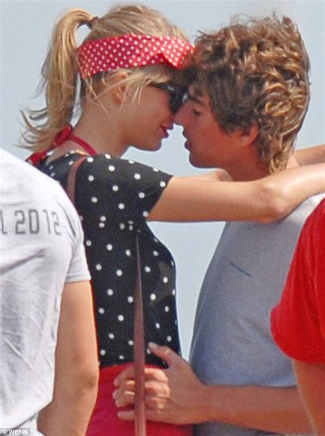 TAYLOR SWIFT and Conor Kennedy Share a Kiss in Massachusetts - HawtCelebs