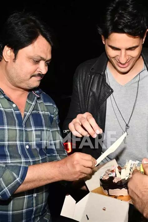 7 happy photos of Sidharth Malhotra with his birthday cake. See pics ...