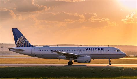 United A320 taxiing for departure in Calgary : aviation