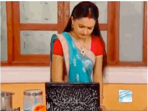 Forget Gopi Bahu, Now Gehna Bahu Pours Phenyl On Laptop To "Kill A Virus"