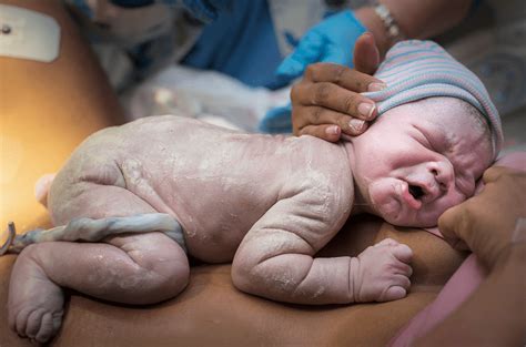 10 beautiful umbilical cord birth photos you HAVE to see - Mouths of Mums