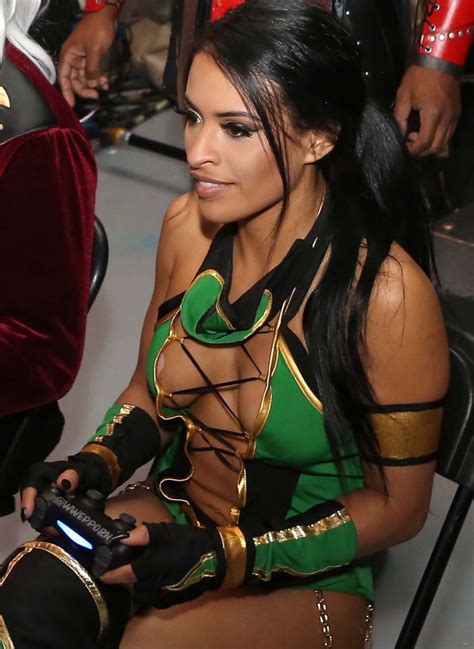 WWE manager Zelina Vega playing MK11 with her perfect cosplay - 9GAG