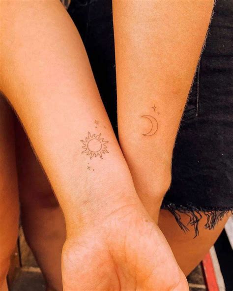 Tatuaje sol y luna minimalista: diseños de inspiración muy elegantes