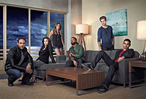 Graceland Premieres Tonight: Go Behind the Scenes With the Cast (and a Really Cute Dog)! | Glamour