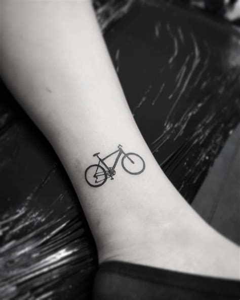 19 Bike Tattoos You'll Love - Femme Cyclist | Tatuajes bicicletas, Tatuaje de ciclismo, Tatuajes