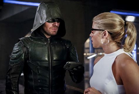 ‘Arrow’ Recap: Season 5 Premiere: Oliver to Rebuild Team, Felicity New ...