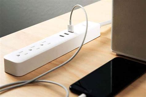 Wyze Labs Surge Protector with 3 USB Ports | Gadgetsin