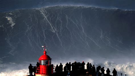 Fünfmal von Monsterwelle überrollt: Brasilianischer Surfer überlebt ...