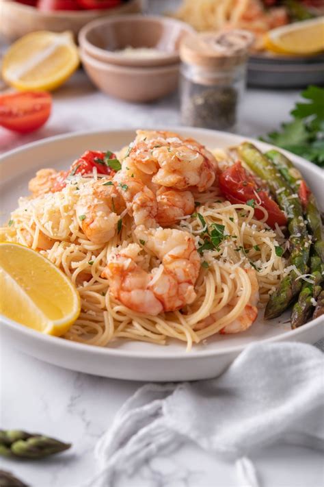 EASY Olive Garden Shrimp Scampi Recipe (Just 15 Minutes To Make)