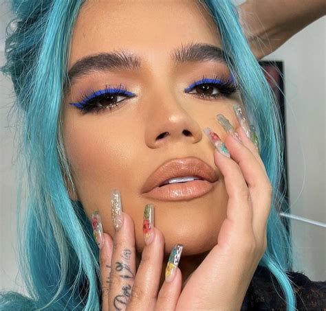 Karol G💙🤍 in 2022 | Makeup on fleek, Hair styles, Makeup looks