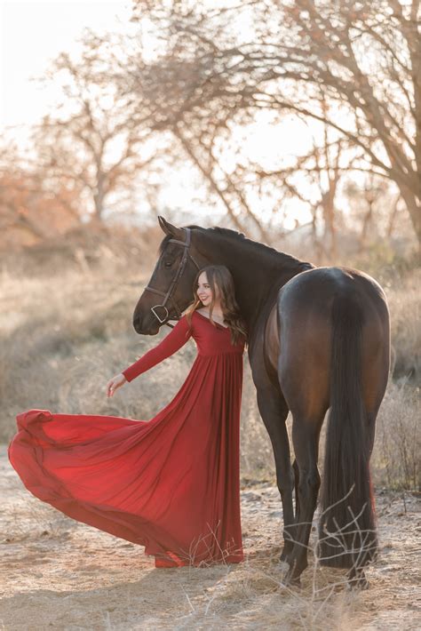 Horse photo shoot inspo in 2021 | Horse senior pictures, Senior horse photography, Horse photography