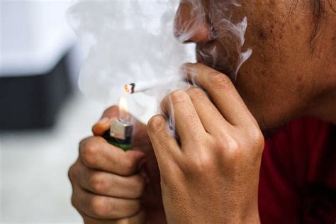 Jadilah Perokok Bijak: Jangan Merokok Sambil Berkendara – Bungkus Rokok