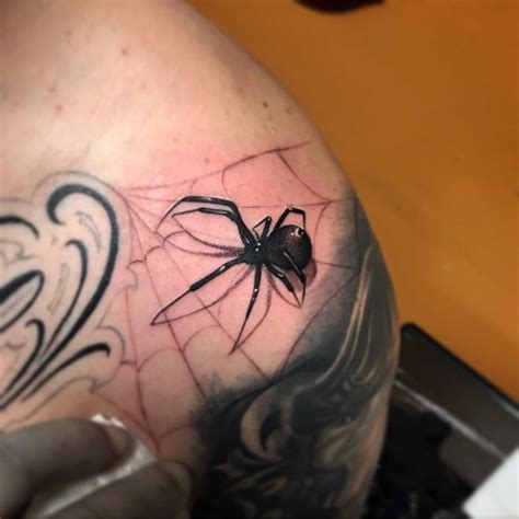 Tattoo Artist Specializes in Ultra-Realistic Spider Tattoos