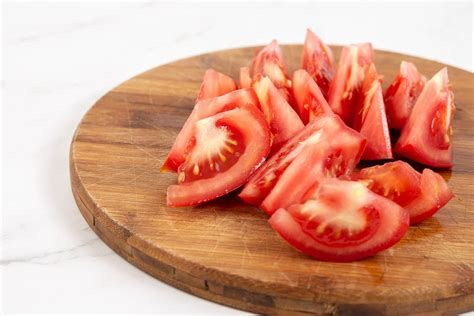 Sliced Tomato on the round cutting board - Creative Commons Bilder