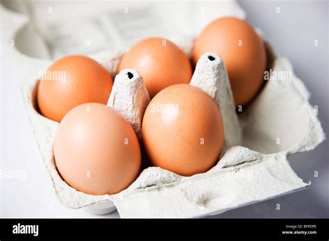 Cinco huevos en un cuadro de huevo Fotografía de stock - Alamy