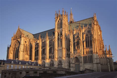 File:Metz cathedrale saint etienne vue en bas rue d estree sous lumiere ...