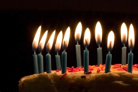 File:Blue candles on birthday cake.jpg - Wikimedia Commons
