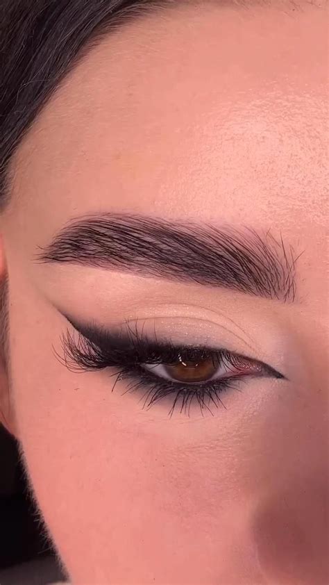 eyeliner pretty [Vídeo] em 2023 | Tutoriais de maquiagem dos olhos, Tutoriais de maquiagem ...