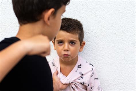 Child Bullying Younger Sibling: How Mom Should NEVER Respond » Scary Symptoms