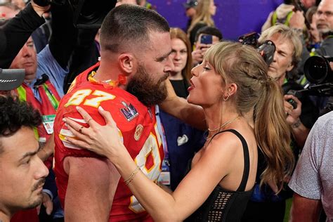 Travis Kelce criticized by Taylor Swift fans for staying on his phone ...