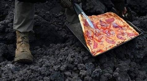 Hombre guatemalteco sirve a turistas 'Pizza Pacaya' cocinada en la lava fundida del volcán