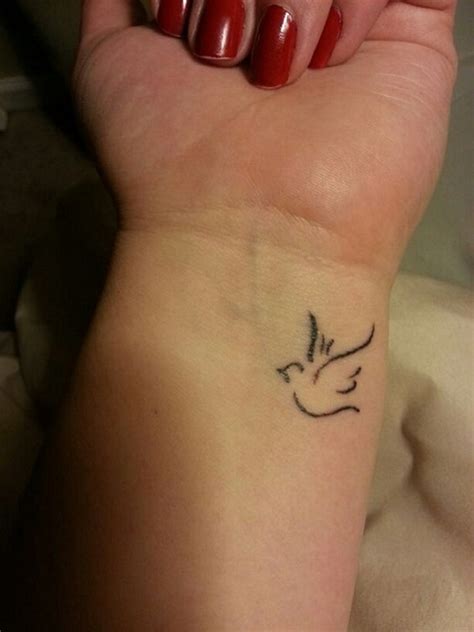 21 Fantastic Dove Tattoos On Wrist