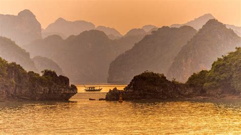 Ha Long Bay at sunset, Quảng Ninh province, Vietnam | Windows Spotlight Images