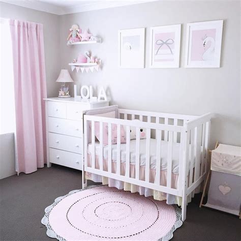 La jolie décoration de chambre bébé en rose poudré de Léna | Baby room decor, Nursery baby room ...
