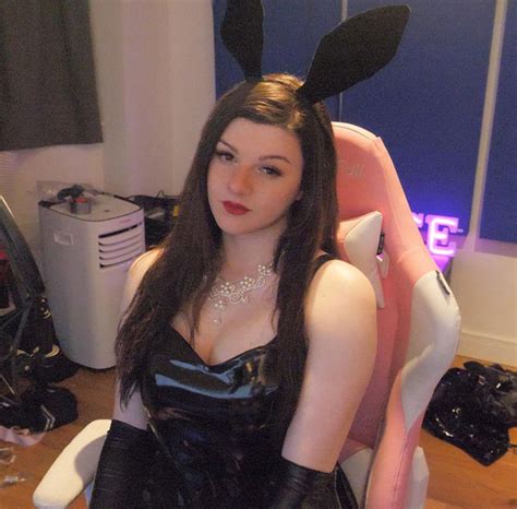 F1NN5TER - Story Behind The Gamer Who Started Dressing up as a Girl