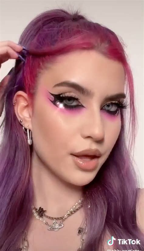 Popular Tiktok Makeup Artists - PELAJARAN