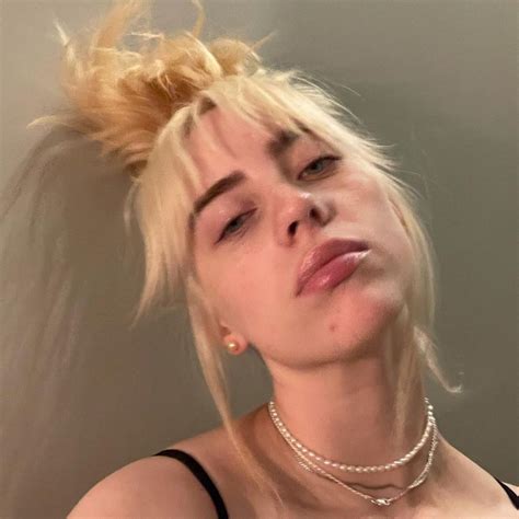 Billie eilish posts a new selfie flaunting her blonde hair look and we re obsessed with it – Artofit