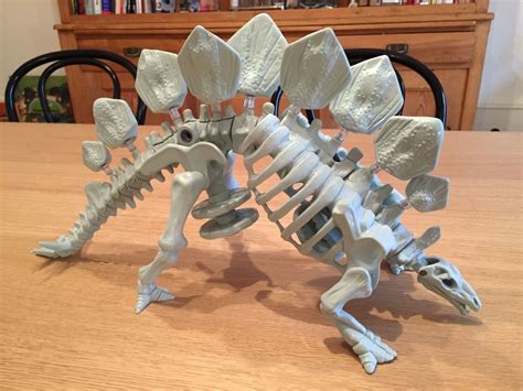 Bone Age Stegus. Vintage stegosaurus skeleton toy by Kenner. | Dia dos pais, Brinquedos