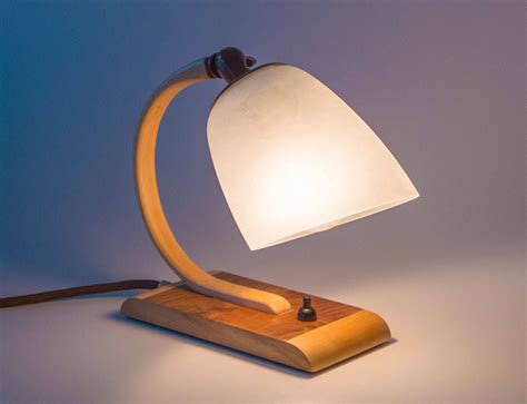 Seltene gut erhaltene Nachttischlampe mit Holzfuß und Arm - Etsy.de ...