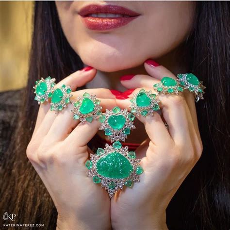 Colombian emeralds, in the shape of hearts, and cabochons. #KaterinaPerez Emerald Jewelry, Gold ...