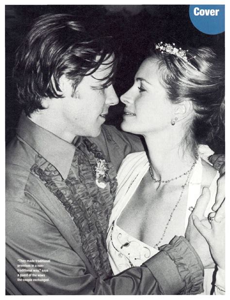 Julia Roberts & Danny Moder 2002 #Wedding | Celebrity wedding photos, Julia roberts, Celebrity bride