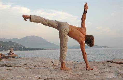 Ardha Chandrasana – Postura de la media luna - Yoga beneficios