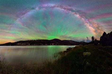 Airglow and the Milky Way Galaxy seen over Bryce Canyon National Park | Earth Blog