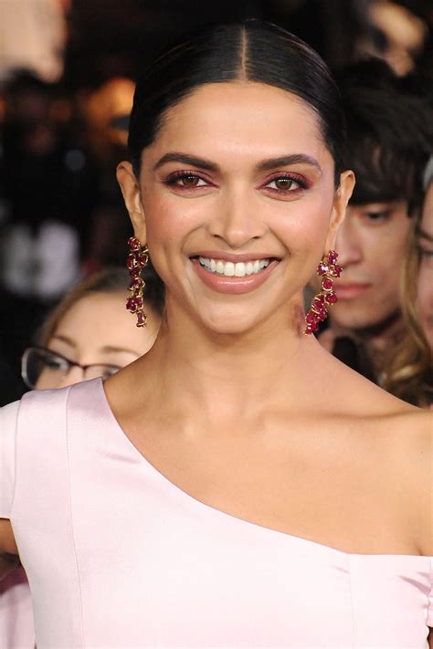 Deepika Padukone Hairstyle And Makeup - Mugeek Vidalondon