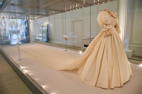 Princess Diana’s wedding dress goes on display in London | Arab News