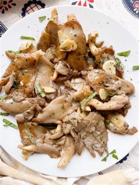 Quick Oyster Mushrooms With Garlic Recipe