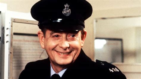 Yes Minister and Heartbeat actor Derek Fowlds dies, aged 82 - Gold