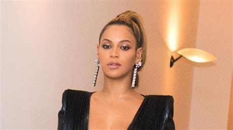 Fans think Beyoncé’s earrings and clutch bag have a hidden message ...