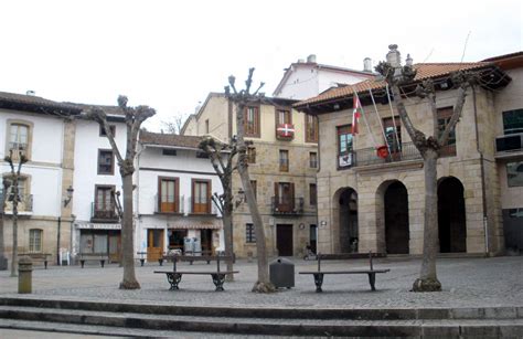 File:Escoriaza - Plaza Fernando Eskoriatza y Ayuntamiento 02.JPG - Wikimedia Commons