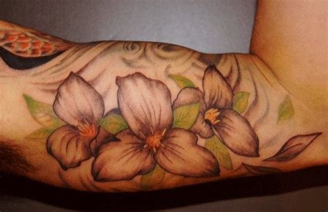 trillium tattoo - Google Search | Flower shoulder tattoo, Flower tattoo, Tattoos