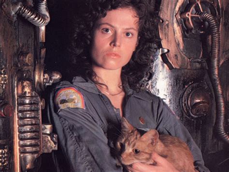 Sigourney Weaver Returning For More Alien? | GIANT FREAKIN ROBOT