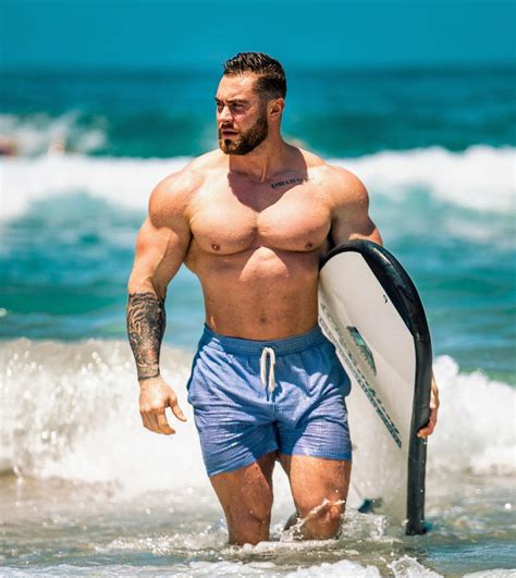 Chris Bumstead looking thicc af : r/bodybuilding