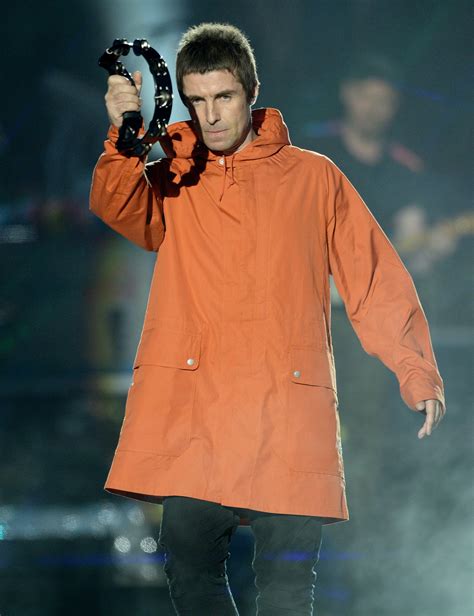 Top 30+ imagen liam gallagher armani coat - Abzlocal.mx