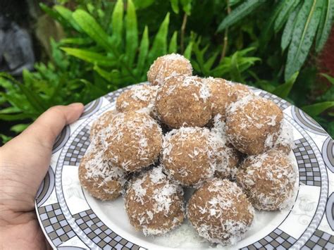 Ounde Greo (Semolina Ball or Ladoo) - Mauritian Dessert - Lifeandash ...