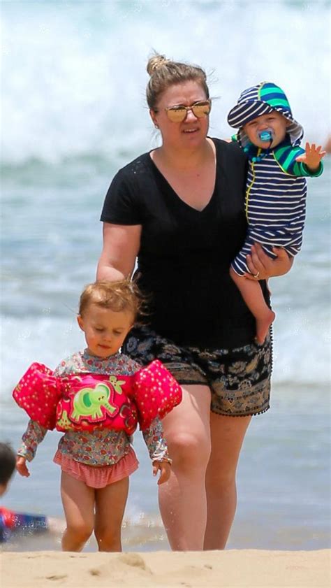 [PICS] Kelly Clarkson Vacations With Her Kids In Hawaii For Her Birthday